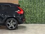 Volvo XC40 T5 Recharge R-Design | Schuifdak | Trekhaak | Onderkant mee gespoten incl. black pack | Adaptieve Cruise Control | Stoel en Stuurwielverwarming | Pilot Assist | Parkeercamera | Leder/alcantara R-Design bekleding met wit stiksel en bies | Zitting verlenging voorstoelen | 19 Inch | Keyless Drive | Parkeersensoren voor+achter | Privacy Glass | Elektrisch bedienbare achterklep | Climate Control L+R | Automatisch dimmende binnen en buitenspiegels | Regensensor | DAB Radio | Apple Carplay/Android Auto | Draadloos telefoon opladen | Volvo On Call met mobiele App functie | Onyx Black Metallic |