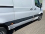 Mercedes-Benz Sprinter 314 2.2 CDI 143pk AUT-7 L2H2 EURO VI-D NAVI Camera ECC Keyless Bluetooth Navigatie-pakket Elektr.Spiegels+Verwarmd BlindSpot-Assist Regensensor Bordherkenning Trekhaak 3.500kg Trekvermogen Betonplex Wandbetimmerd