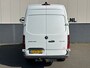 Mercedes-Benz Sprinter 314 2.2 CDI 143pk AUT-7 L2H2 EURO VI-D NAVI Camera ECC Keyless Bluetooth Navigatie-pakket Elektr.Spiegels+Verwarmd BlindSpot-Assist Regensensor Bordherkenning Trekhaak 3.500kg Trekvermogen Betonplex Wandbetimmerd