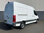 Mercedes-Benz Sprinter 314 2.2 CDI 143pk AUT-7 L2H2 EURO VI-D NAVI Camera ECC Keyless Bluetooth Navigatie-pakket Elektr.Spiegels+Verwarmd BlindSpot-Assist Regensensor Bordherkenning Trekhaak 3.500kg Trekvermogen Betonplex Wandbetimmerd