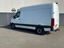 Mercedes-Benz Sprinter 314 2.2 CDI 143pk AUT-7 L2H2 EURO VI-D NAVI Camera ECC Keyless Bluetooth Navigatie-pakket Elektr.Spiegels+Verwarmd BlindSpot-Assist Regensensor Bordherkenning Trekhaak 3.500kg Trekvermogen Betonplex Wandbetimmerd