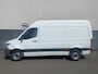 Mercedes-Benz Sprinter 314 2.2 CDI 143pk AUT-7 L2H2 EURO VI-D NAVI Camera ECC Keyless Bluetooth Navigatie-pakket Elektr.Spiegels+Verwarmd BlindSpot-Assist Regensensor Bordherkenning Trekhaak 3.500kg Trekvermogen Betonplex Wandbetimmerd