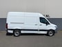 Mercedes-Benz Sprinter 314 2.2 CDI 143pk AUT-7 L2H2 EURO VI-D NAVI Camera ECC Keyless Bluetooth Navigatie-pakket Elektr.Spiegels+Verwarmd BlindSpot-Assist Regensensor Bordherkenning Trekhaak 3.500kg Trekvermogen Betonplex Wandbetimmerd