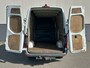 Mercedes-Benz Sprinter 314 2.2 CDI 143pk AUT-7 L2H2 EURO VI-D NAVI Camera ECC Keyless Bluetooth Navigatie-pakket Elektr.Spiegels+Verwarmd BlindSpot-Assist Regensensor Bordherkenning Trekhaak 3.500kg Trekvermogen Betonplex Wandbetimmerd