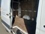 Mercedes-Benz Sprinter 314 2.2 CDI 143pk AUT-7 L2H2 EURO VI-D NAVI Camera ECC Keyless Bluetooth Navigatie-pakket Elektr.Spiegels+Verwarmd BlindSpot-Assist Regensensor Bordherkenning Trekhaak 3.500kg Trekvermogen Betonplex Wandbetimmerd