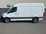 Mercedes-Benz Sprinter 314 2.2 CDI 143pk AUT-7 L2H2 EURO VI-D NAVI Camera ECC Keyless Bluetooth Navigatie-pakket Elektr.Spiegels+Verwarmd BlindSpot-Assist Regensensor Bordherkenning Trekhaak 3.500kg Trekvermogen Betonplex Wandbetimmerd