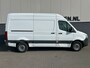 Mercedes-Benz Sprinter 314 2.2 CDI 143pk AUT-7 L2H2 EURO VI-D NAVI Camera ECC Keyless Bluetooth Navigatie-pakket Elektr.Spiegels+Verwarmd BlindSpot-Assist Regensensor Bordherkenning Trekhaak 3.500kg Trekvermogen Betonplex Wandbetimmerd