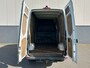 Mercedes-Benz Sprinter 314 2.2 CDI 143pk AUT-7 L2H2 EURO VI-D NAVI Camera ECC Keyless Bluetooth Navigatie-pakket Elektr.Spiegels+Verwarmd BlindSpot-Assist Regensensor Bordherkenning Trekhaak 3.500kg Trekvermogen Betonplex Wandbetimmerd