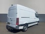 Mercedes-Benz Sprinter 314 2.2 CDI 143pk AUT-7 L2H2 EURO VI-D NAVI Camera ECC Keyless Bluetooth Navigatie-pakket Elektr.Spiegels+Verwarmd BlindSpot-Assist Regensensor Bordherkenning Trekhaak 3.500kg Trekvermogen Betonplex Wandbetimmerd