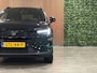 Volvo EX40 Single Motor Extended Range Ultra Black Ed. 82 kWh | Vol! | 95% SoH | Trekhaak | Schuifdak | 360° Camera | 100% SoH | Harman Kardon | Pixel LED koplampen meesturend | Adaptieve Cruise Control | Bestuurdersstoel elektrisch geheugen | Stoel en Stuurwielverwarming | 20 Inch | Passagiersstoel elektrisch | Microtech / alcantara bekleding met wit stiksel en bies | Zitting verlenging voorstoelen | Pilot Assist | BLIS Dode Hoek Detectie | Warmtepomp | Google Infotainment | Keyless Drive | Verlichtingspack 2 | Parkeersensoren voor+achter | Privacy Glass | Elektrisch bedienbare achterklep | Breedstralers in voorbumper | Draadloos telefoon opladen | DAB Radio | Apple Carplay/Android Auto | Volvo On Call met mobiele App functie | Onyx Black Metallic |
