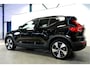 Volvo XC40 Recharge P8 AWD 300kW/408pk Aut. R-Design ADAPT.CRUISE + EL.TREKHAAK + WARMTEPOMP + 360 CAMERA + BLIS + PILOT ASSIST + GOOGLE DASHBOARD + LANE ASSIST + LEER/ALCANTARA + STOEL-&STUURVERWARMING + PARKSENSOREN V&A + 19" LM-VELGEN!!