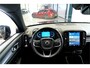 Volvo XC40 Recharge P8 AWD 300kW/408pk Aut. R-Design ADAPT.CRUISE + EL.TREKHAAK + WARMTEPOMP + 360 CAMERA + BLIS + PILOT ASSIST + GOOGLE DASHBOARD + LANE ASSIST + LEER/ALCANTARA + STOEL-&STUURVERWARMING + PARKSENSOREN V&A + 19" LM-VELGEN!!