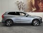Volvo XC60 2.0 T5 AWD R-DESIGN PANORAMA SCHUIF/KANTELDAK 360 CAMERA ADAPTIVE CRUISE CONTROL KEYLESS GO CLIMATE CONTROL APPLE CARPLAY/ANDROID RIJSTROOKSENSOREN DODEHOEKSENSOREN trekhaak TREKHAAK ZEER MOOI !!
