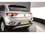 Volkswagen T-Roc Life Edition 1.5 TSI 150pk DSG Automaat Adaptive cruise control, Achteruitrijcamera, LED koplampen, App connect, Parkeersensoren, Airco, DAB, Radio