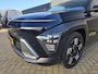 Hyundai Kona 1.6 GDI HEV 138pk DCT Premium Sky | Schuif-/Kantel Dak | 360° Camera | Stoelverwarming Voor & Achter | Stoelverkoeling | Keyless Entry |