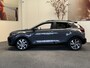 Kia Stonic 1.0 T-GDi MHEV GT-PLUSLINE AUTOMAAT NAVIGATIE ADAPTIVE CRUISE CONTROL CLIMATE CONTROL GLAZEN SCHUIF/KANTELDAK BLUETOOTH TELEFOON DODEHOEKSENSOREN ACHTERUITRIJCAMERA KEYLESS GO TREKHAAK ZEER MOOI !!