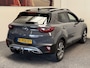 Kia Stonic 1.0 T-GDi MHEV GT-PLUSLINE AUTOMAAT NAVIGATIE ADAPTIVE CRUISE CONTROL CLIMATE CONTROL GLAZEN SCHUIF/KANTELDAK BLUETOOTH TELEFOON DODEHOEKSENSOREN ACHTERUITRIJCAMERA KEYLESS GO TREKHAAK ZEER MOOI !!