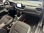 Kia Stonic 1.0 T-GDi MHEV GT-PLUSLINE AUTOMAAT NAVIGATIE ADAPTIVE CRUISE CONTROL CLIMATE CONTROL GLAZEN SCHUIF/KANTELDAK BLUETOOTH TELEFOON DODEHOEKSENSOREN ACHTERUITRIJCAMERA KEYLESS GO TREKHAAK ZEER MOOI !!