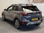 Kia Stonic 1.0 T-GDi MHEV GT-PLUSLINE AUTOMAAT NAVIGATIE ADAPTIVE CRUISE CONTROL CLIMATE CONTROL GLAZEN SCHUIF/KANTELDAK BLUETOOTH TELEFOON DODEHOEKSENSOREN ACHTERUITRIJCAMERA KEYLESS GO TREKHAAK ZEER MOOI !!