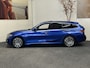 BMW 3-Serie TOURING 330E XDRIVE 4X4 PHEV HIGH EXECUTIVE M PAKKET LEDER/ALCANTARA NAVIGATIE CRUISE CONTROL PANORAMA SCHUIF/KANTELDAK APPLE CARPLAY/ANDROID KEYLESS GO UITKLAPBARE TREKHAAK PDC ZEER MOOI !!