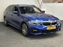 BMW 3-Serie TOURING 330E XDRIVE 4X4 PHEV HIGH EXECUTIVE M PAKKET LEDER/ALCANTARA NAVIGATIE CRUISE CONTROL PANORAMA SCHUIF/KANTELDAK APPLE CARPLAY/ANDROID KEYLESS GO UITKLAPBARE TREKHAAK PDC ZEER MOOI !!