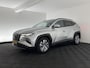 Hyundai Tucson 1.6 T-GDI HEV Comfort Smart (INCL-BTW) *FULL-LED | ADAPTIVE-CRUISE | HEATED-COMFORTSEATS | KEYLESS | CAMERA | DIGI-COCKPIT | PRIVACY-GLASS | SHIFTPADDLES | ECC | PDC | 17''ALU*