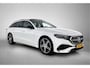 Mercedes-Benz E-klasse Estate 300 e AMG Plug-In Hybride AMG | Night Pakket | Panorama Schuif-Kanteldak | MBUX Superscreen | Trekhaak | Stuur en Stoelverwarming. Inclusief 24 maanden Mercedes-Benz Certified garantie voor Europa.
