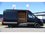 Mercedes-Benz Sprinter 319 1.9 CDI L2H2 RWD Black Edition Full Options! 360 Camera, Cruise, Memory, LED, 3500kg Trekhaak, Leder, Carplay, 190pk, Voorruit verwarming, Uniek!