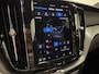 Volvo XC60 2.0 B5 R-design / Pano / Trekhaak / Massage / 360 camera / 22 inch / H&K