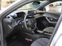 Peugeot e-2008 SUV Allure Avantage 54 kWh | Camera voor en achter | Navigatie | Dodehoek detectie | Apple Carplay/Android Auto | SOH 97,7%