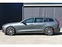 Volvo V60 T6 Plug-in hybrid AWD Plus Dark | Verwarmbare voorstoelen + stuurwiel | Premium Sound by Harman Kardon | 360 graden Camera | Trekhaak | Google Navigatie | Elektrisch verstelbare voorstoelen + Memory | All Season banden | Verwarmbare voorruit |