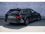 Volvo V90 2.0 T6 Plug-in Hybrid AWD Ultimate Bright | PHEV | 360 Graden Camera | Stoelventilatie | Stoelverwarming | Nappaleder | Panoramadak | Cruise Control Adaptief | BLIS | Navigatie | Apple Carplay | Android Auto | Elektrische Achterklep | Elektrisch Verstelbare Voorstoelen