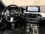 BMW 5-Serie 520i M Sport High Executive 184Pk Automaat (PANORAMADAK, M PAKKET, GROOT NAVI, MEMORY SEATS, 360 CAMERA, STOELVERWARMING, GETINT GLAS, SFEERVERLICHTING, NIEUWSTAAT)
