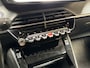 Peugeot 2008 1.2 PureTech Allure Sport (VIRTUAL COCKPIT, APPLE CARPLAY, GROOT NAVI, 360 CAMERA, KEYLESS, LEDER, SPORTSTOELEN, GETINT GLAS, TREKHAAK, NIEUWSTAAT)