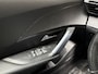 Peugeot 2008 1.2 PureTech Allure Sport (VIRTUAL COCKPIT, APPLE CARPLAY, GROOT NAVI, 360 CAMERA, KEYLESS, LEDER, SPORTSTOELEN, GETINT GLAS, TREKHAAK, NIEUWSTAAT)