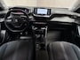 Peugeot 2008 1.2 PureTech Allure Sport (VIRTUAL COCKPIT, APPLE CARPLAY, GROOT NAVI, 360 CAMERA, KEYLESS, LEDER, SPORTSTOELEN, GETINT GLAS, TREKHAAK, NIEUWSTAAT)