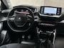 Peugeot 2008 1.2 PureTech Allure Sport (VIRTUAL COCKPIT, APPLE CARPLAY, GROOT NAVI, 360 CAMERA, KEYLESS, LEDER, SPORTSTOELEN, GETINT GLAS, TREKHAAK, NIEUWSTAAT)