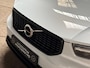 Volvo XC40 1.5 T4 Recharge R-Design 211Pk Automaat (APPLE CARPLAY, LEDER/ALCANTARA, CAMERA, GETINT GLAS, SPORTSTOELEN, ELEK ACHTERKLEP, ZWART HEMEL, KEYLESS, NIEUWSTAAT)