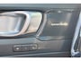 Volvo XC40 T5 Recharge R-Design - Panorama/schuifdak - IntelliSafe Assist - 360º Camera - Harman/Kardon audio - Verwarmde voorstoelen & stuur - Parkeersensoren voor & achter - Elektr. bedienb. voorstoelen met geheugen links - Draadloze tel. lader - Extra getint glas - 19' LMV