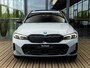 BMW 3-Serie Touring 330e | DIRECT BESCHIKBAAR | NW MODEL | M-SPORT | HARMAN KARDON | 19 INCH JET BLACK | BROOKLYN GRAU | SHADOWLINE | PANORAMA/SCHUIF-KANTELDAK | COMFORT ACCES | DRIVING ASSISTANT | ADAPTIEVE CRUISE CONTROL |
