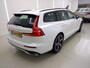 Volvo V60 2.0 T8 Recharge AWD R-Design | Adaptieve Cruise Control | Parkeercamera | Stoel-/Stuurverwarming | Dodehoek Detectie | 19" Lichhtmetalen Velgen | Apple CarPlay & Android Auto |