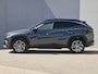 Hyundai Tucson 1.6 T-GDI PHEV Premium / Facelift Model / Head Up Display  / Trekgewicht 1210 kg / Elektrische achterklep / Stuur- & Stoelverwarming / Achteruitrijcamera / Adaptief cruise control / EAER bereik 68 km bereik stad 87 km / Draadloze telefoon lader / Keyless Entry/Start /
