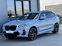 BMW X3 xDrive30e M sport 292 PK | Elek stoelen | Carbon | Laser | Keyless | Brooklyn grau metallic