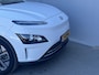 Hyundai Kona Electric EV Fashion 64 kWh / 100% SOH/ NL auto / Cruise Control Adaptief / Lane Assist / Dode Hoek Detectie / Keyless Entry & Start / Apple Carplay & Android Auto / Navigatie / Lichtmetalen Velgen 17" / Head-Up Display /