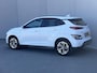 Hyundai Kona Electric EV Fashion 64 kWh / 100% SOH/ NL auto / Cruise Control Adaptief / Lane Assist / Dode Hoek Detectie / Keyless Entry & Start / Apple Carplay & Android Auto / Navigatie / Lichtmetalen Velgen 17" / Head-Up Display /