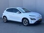 Hyundai Kona Electric EV Fashion 64 kWh / 100% SOH/ NL auto / Cruise Control Adaptief / Lane Assist / Dode Hoek Detectie / Keyless Entry & Start / Apple Carplay & Android Auto / Navigatie / Lichtmetalen Velgen 17" / Head-Up Display /