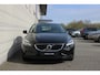 Volvo V40 T2 Polar+ | Verwarmbare voorstoelen | Climate control | Cruise control | 16 inch Lichtmetalen velgen | Binnenspiegel automatisch dimmend | Navigatiesysteem full map + hard disk | Stof/kunstlederen bekleding