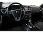 Volvo V40 T2 Polar+ | Verwarmbare voorstoelen | Climate control | Cruise control | 16 inch Lichtmetalen velgen | Binnenspiegel automatisch dimmend | Navigatiesysteem full map + hard disk | Stof/kunstlederen bekleding
