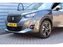 Peugeot 2008 1.2 PureTech Blue Lease Allure O.a: PDC, Camera, Leder, Pano, Trekhaak, Stoelverw, Etc. All-in prijs!