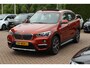 BMW X1 xDrive20i High Executive / Trekhaak / Panoramadak / Head-up / Leder / 19'' / Navigatie / Stoelverwarming / Sportstoelen / DAB / Cruise Control